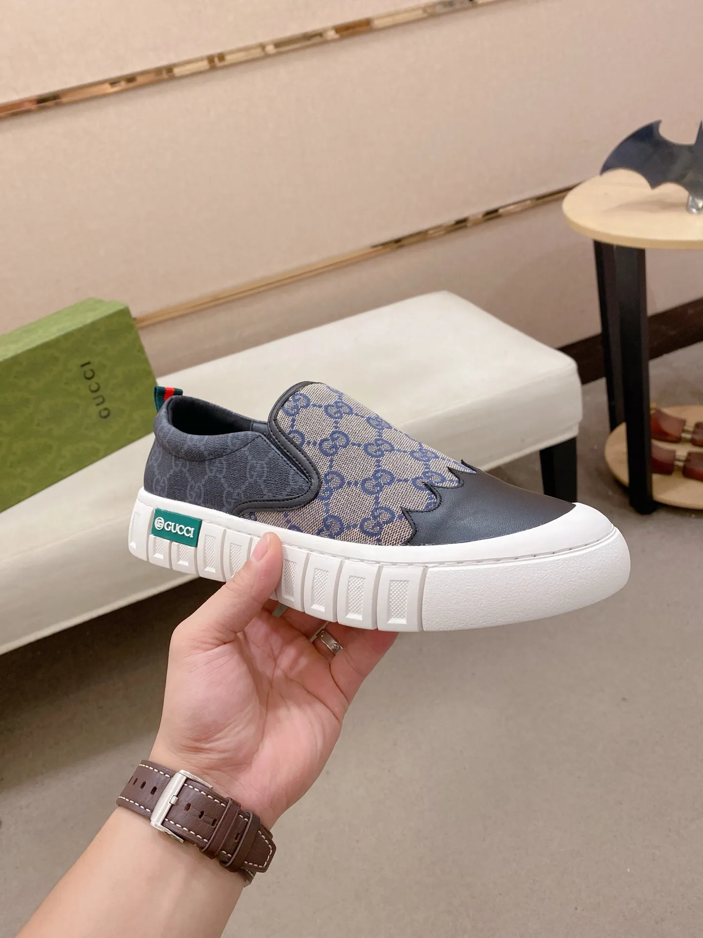 Factory price: 400💰 (GUCCI) The latest model from the official website 🎁🎁Casual and fashionable men's shoes👟, hot style💥The version is simple and elegant, exclusive for trendy men. Unique latest brand elements from the official website👑Original decoration, fashionable and generous, the fabric is original cowhide ✅Sheepskin lining, the official website specifies wear-resistant casual outsole, the classic model is taken in kind at the counter🎬38-44 (45 is not returned or exchanged when customized)